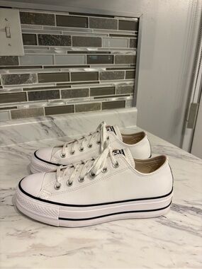 Converse leather platform sneaker Chuck Taylor All Star Lift size 8
